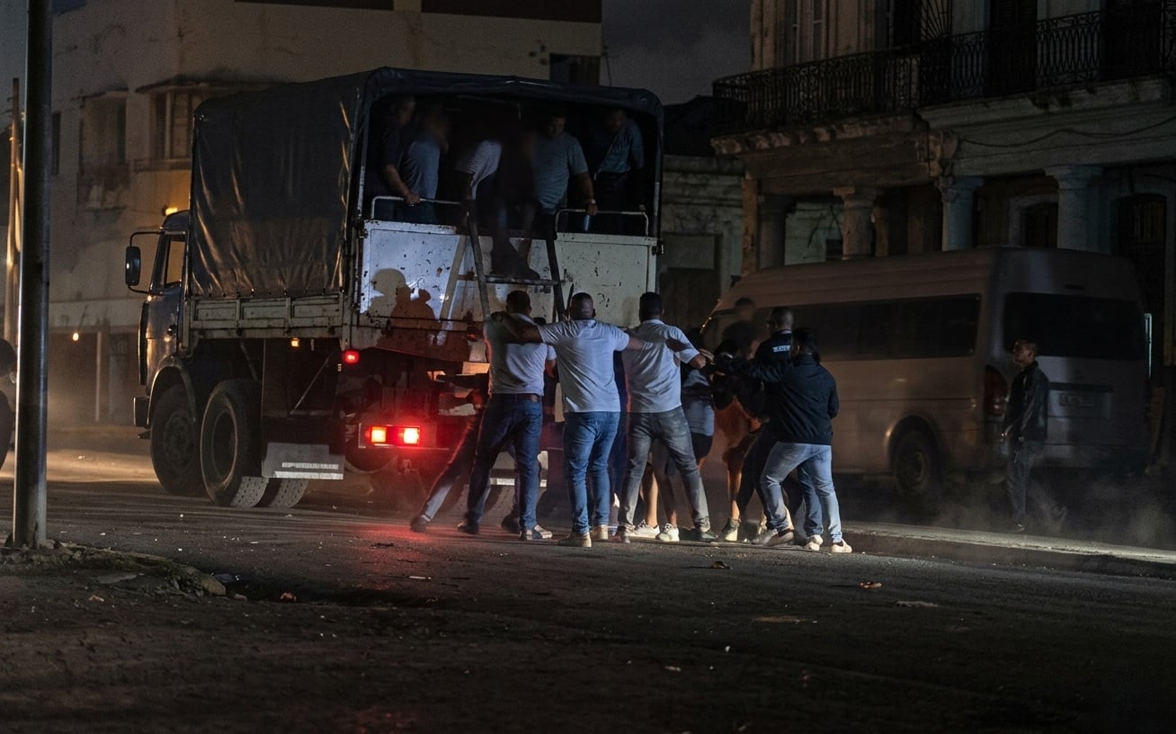 Violenta represión del régimen contra protestas por los apagones en La Habana2