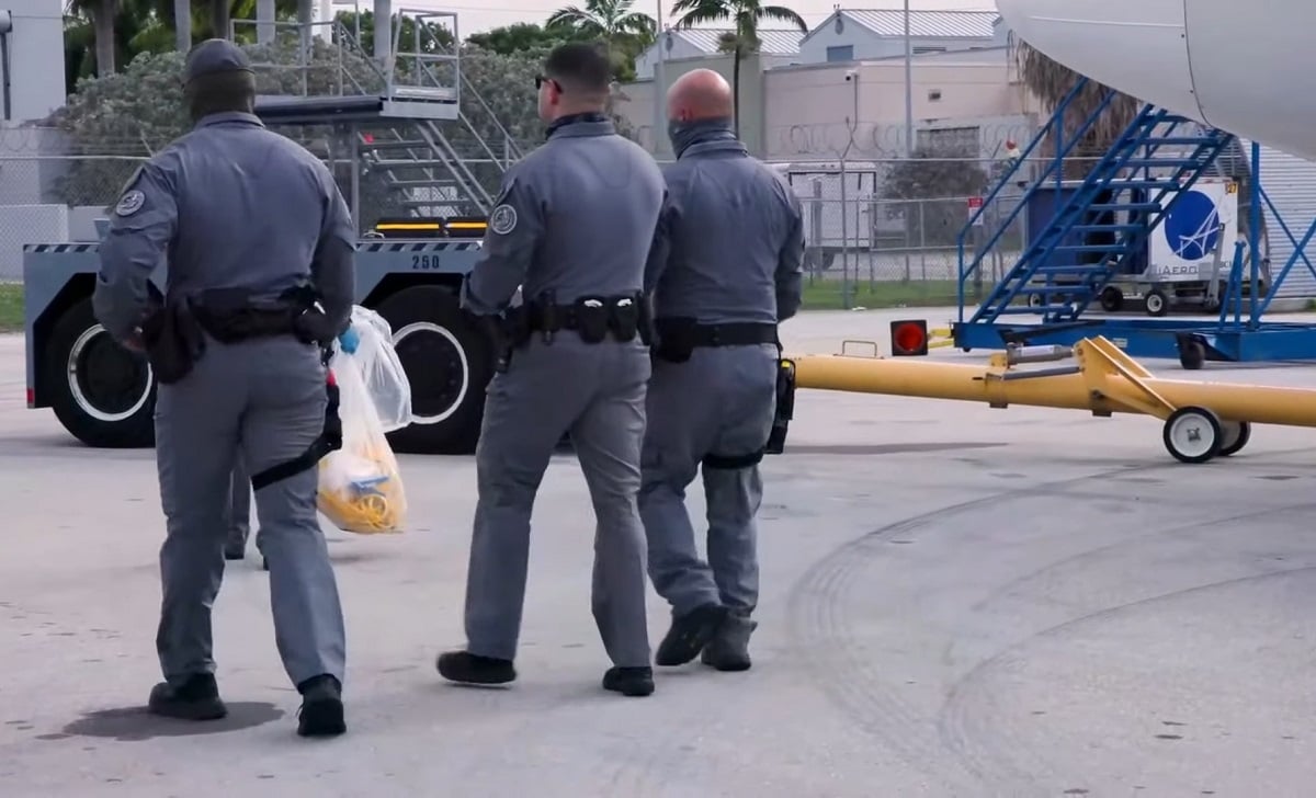 Un vuelo de repatriación organizado por ICE. (Captura de pantalla © Defense Now-YouTube)