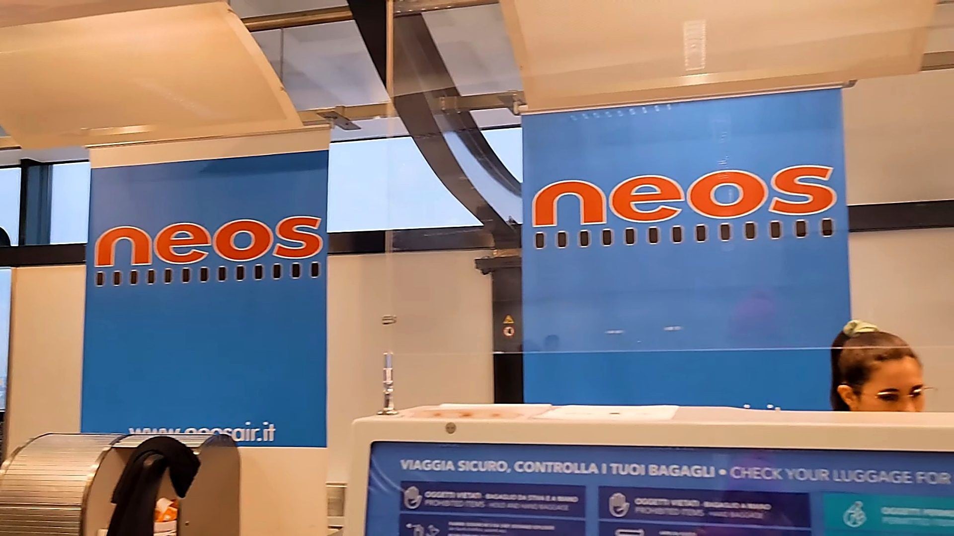 Aerolínea Neos vuela a Holguín - captura de pantalla - Holly Caputo Wanderlust - YouTube