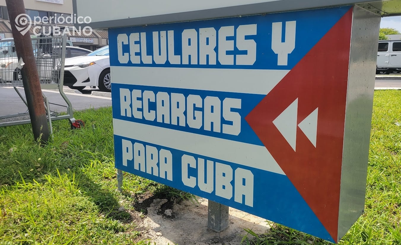 Fotografía de un letrero que promociona recargas a Cuba.