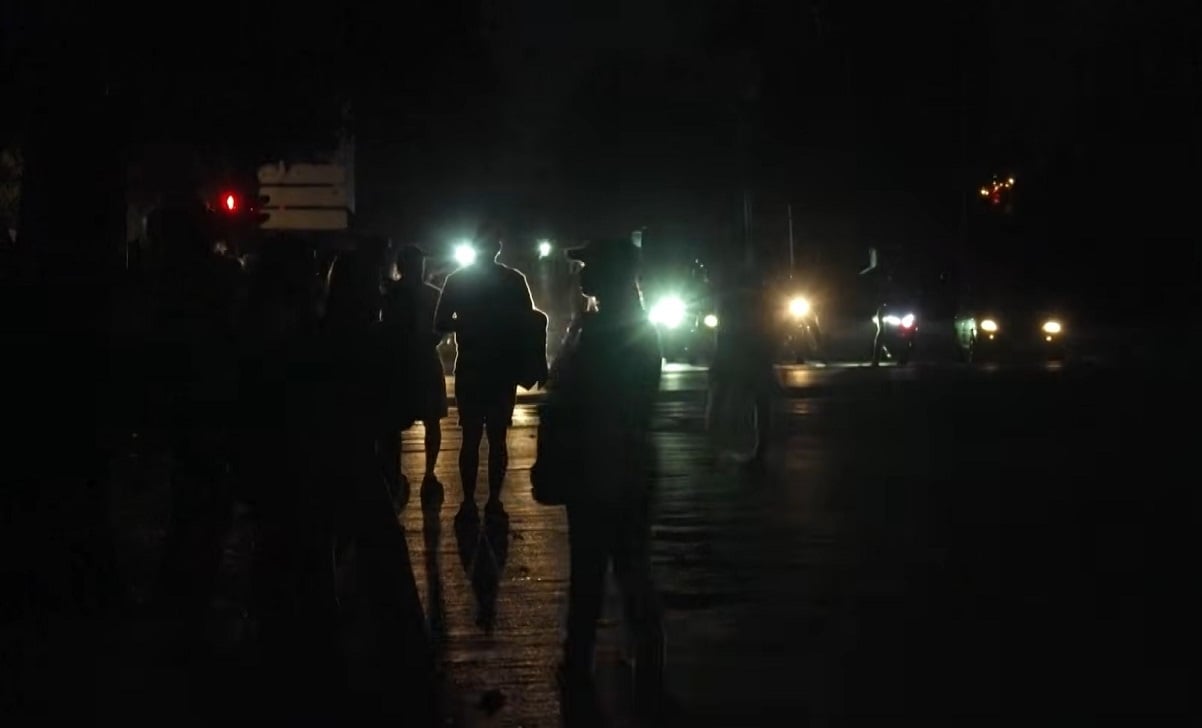 La Unión Eléctrica de Cuba ha reconocido que no puede lidiar con los apagones que se viven en la Isla. (Captura de pantalla © EL PAÍS-YouTube)