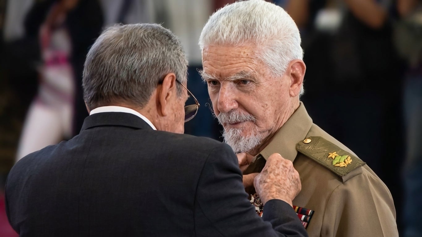 El expresidente Raúl Castro y el fallecido comandante Ramiro Valdés Menéndez
