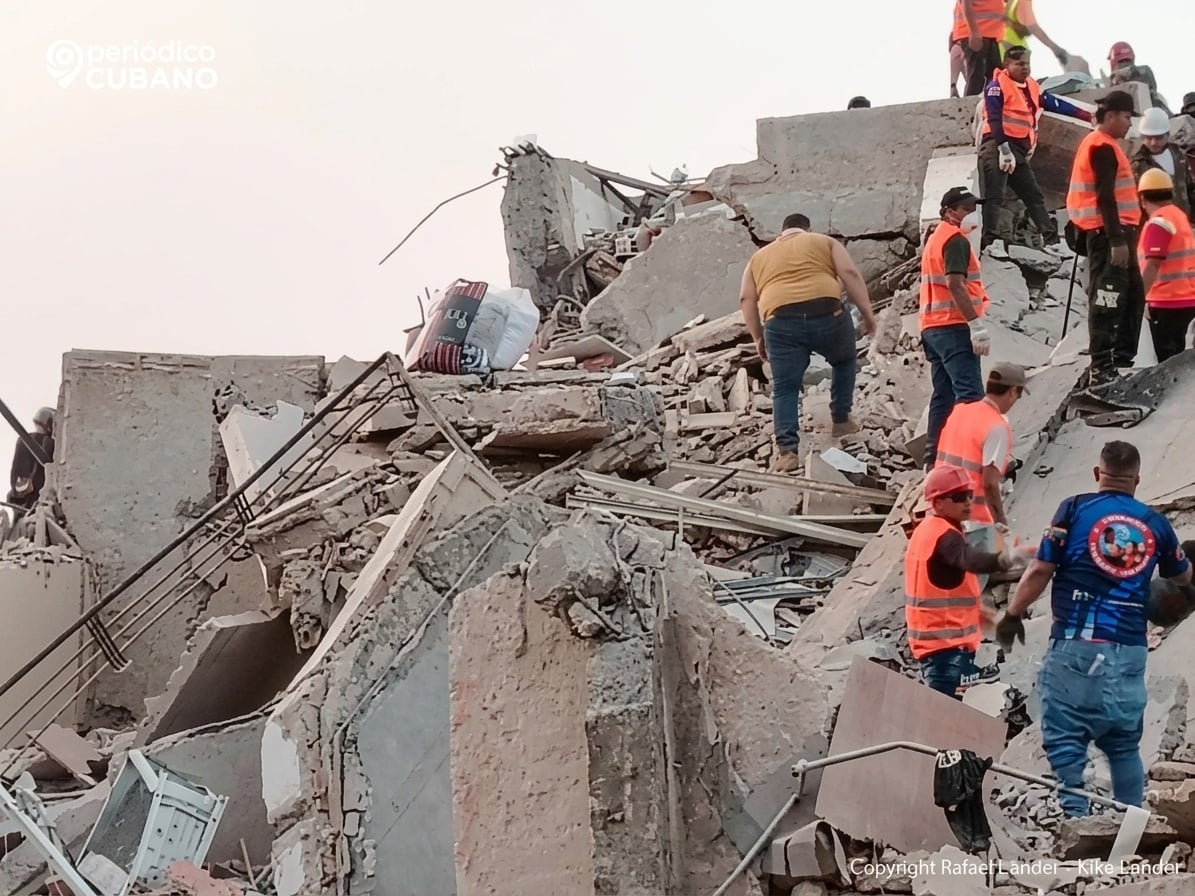 Rescatistas buscan a personas atrapadas en los escombros tras los sismos en Venezuela 