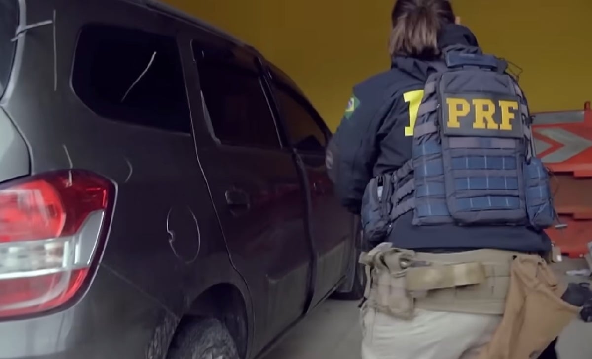 Autoridades brasileñas ejecutando un operativo. (Captura de pantalla © Discovery Brasil-YouTube)
