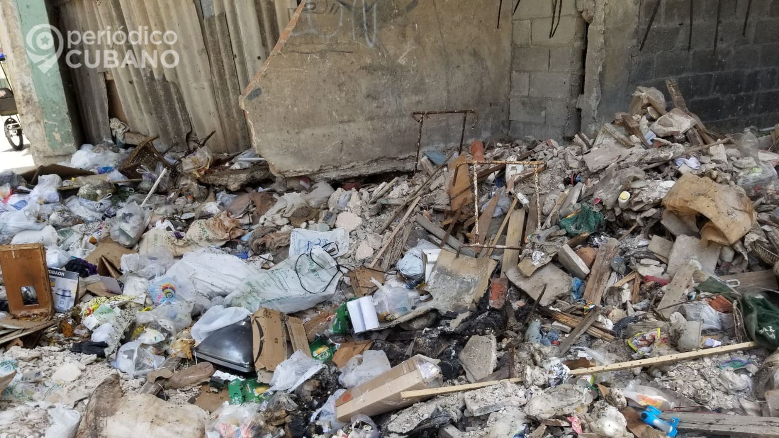 Dos vecinos toman el control de una esquina en Centro Habana ante la crisis de la basura