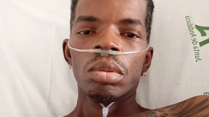 Cantante de Kola Loka se debate entre la vida y la muerte en un hospital de España