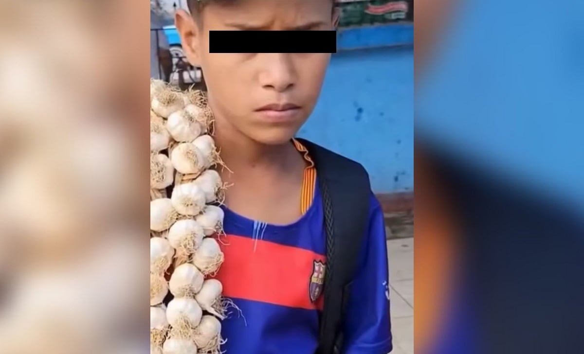 Cada cierto tiempo, casos de niños que venden productos en las calles de la Isla para ayudar a sus familias se hacen virales. (Captura de pantalla © Periodicodecuba-YouTube)
