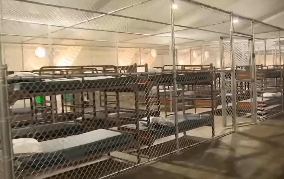 Alligator Alcatraz fue denunciada en numerosas ocasiones por las condiciones inhumanas en las que se encontraban los migrantes. (Captura de pantalla © NBC News-YouTube)