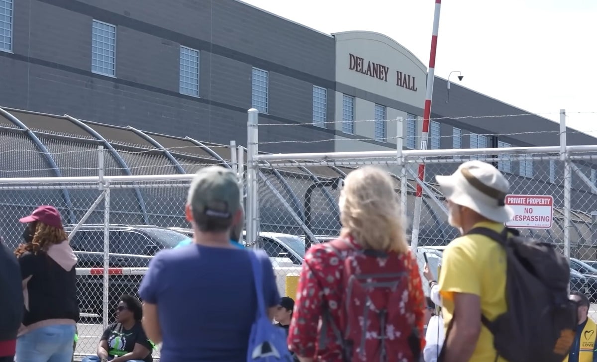 La situación en los centros de detención de ICE ha generado protestas a las afueras de estas instalaciones. (Captura de pantalla © New York Post-YouTube)