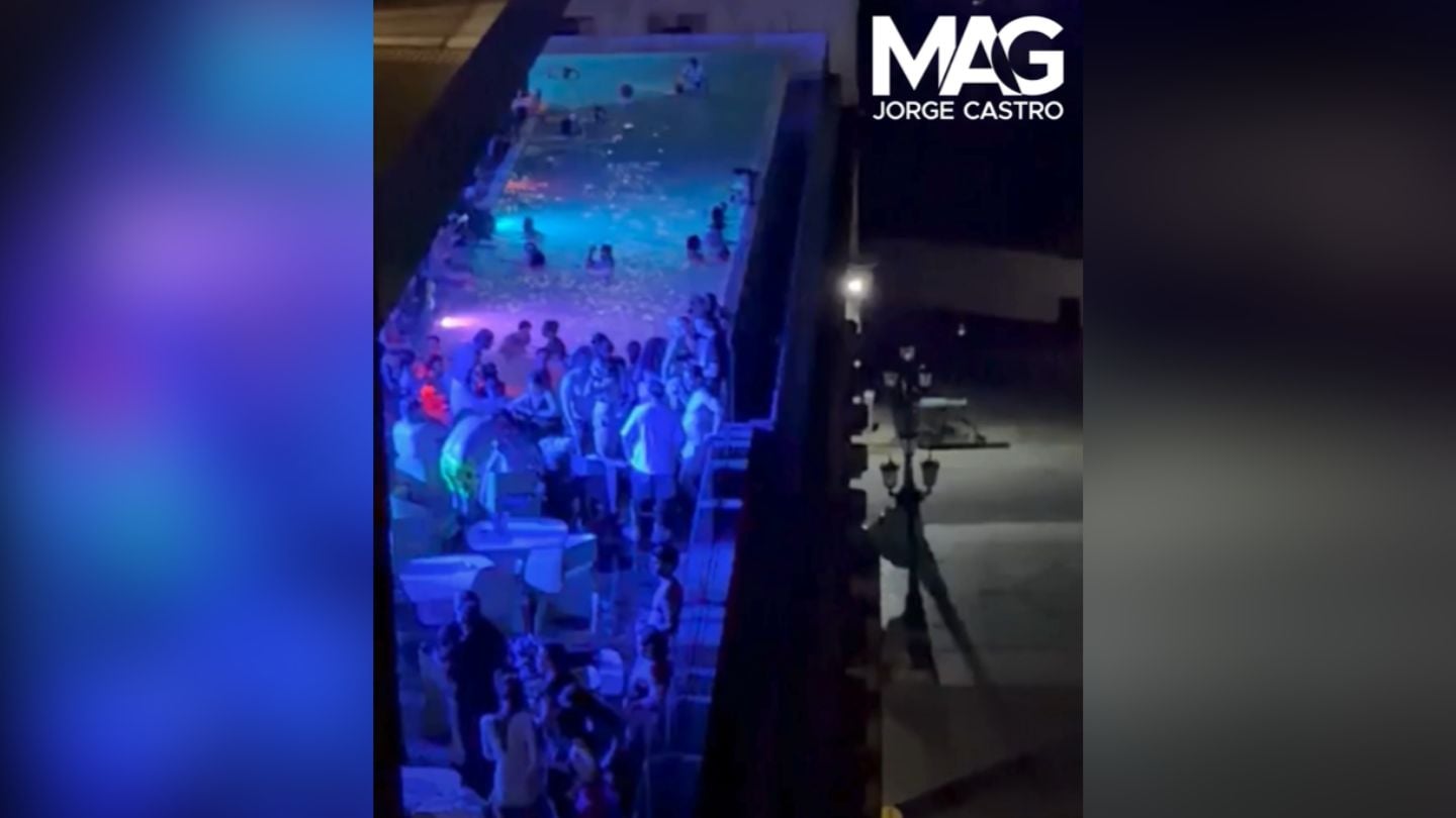 Fiesta en la piscina y con luces en el hotel Packard