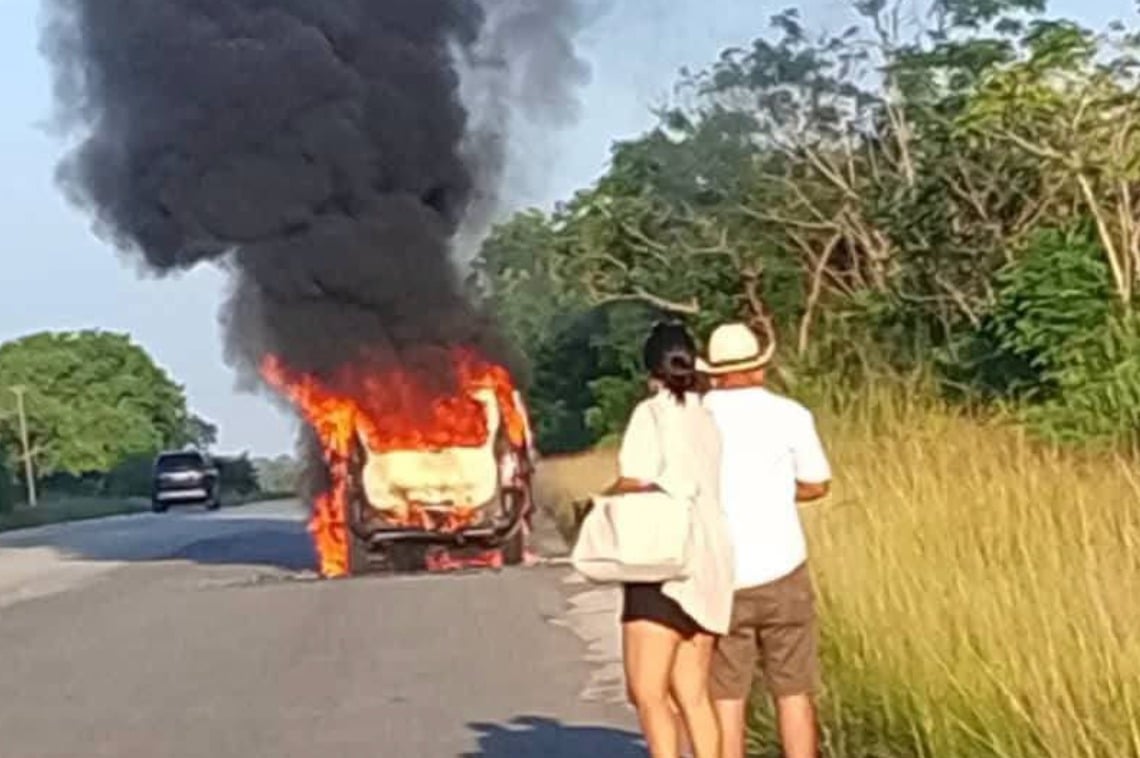 Cuatro niños casi pierden la vida tras incendiarse el carro de su familia en Bauta