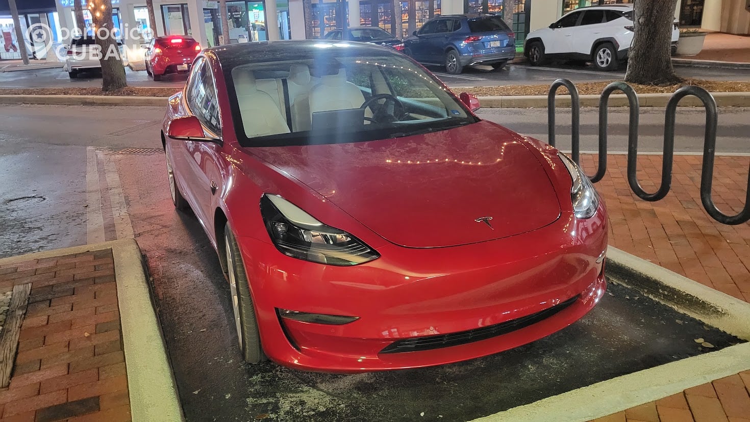Vehículo Tesla estacionado en un centro de carga