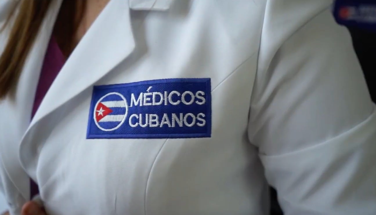 Cuba elimina la causa de rechazo del pasaporte a médicos regulados