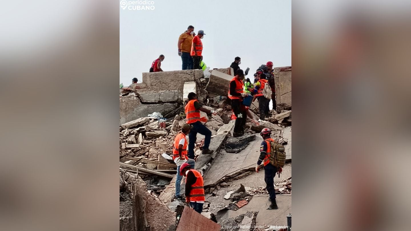 Rescatistas en los escombros causados por los terremotos en Venezuela 