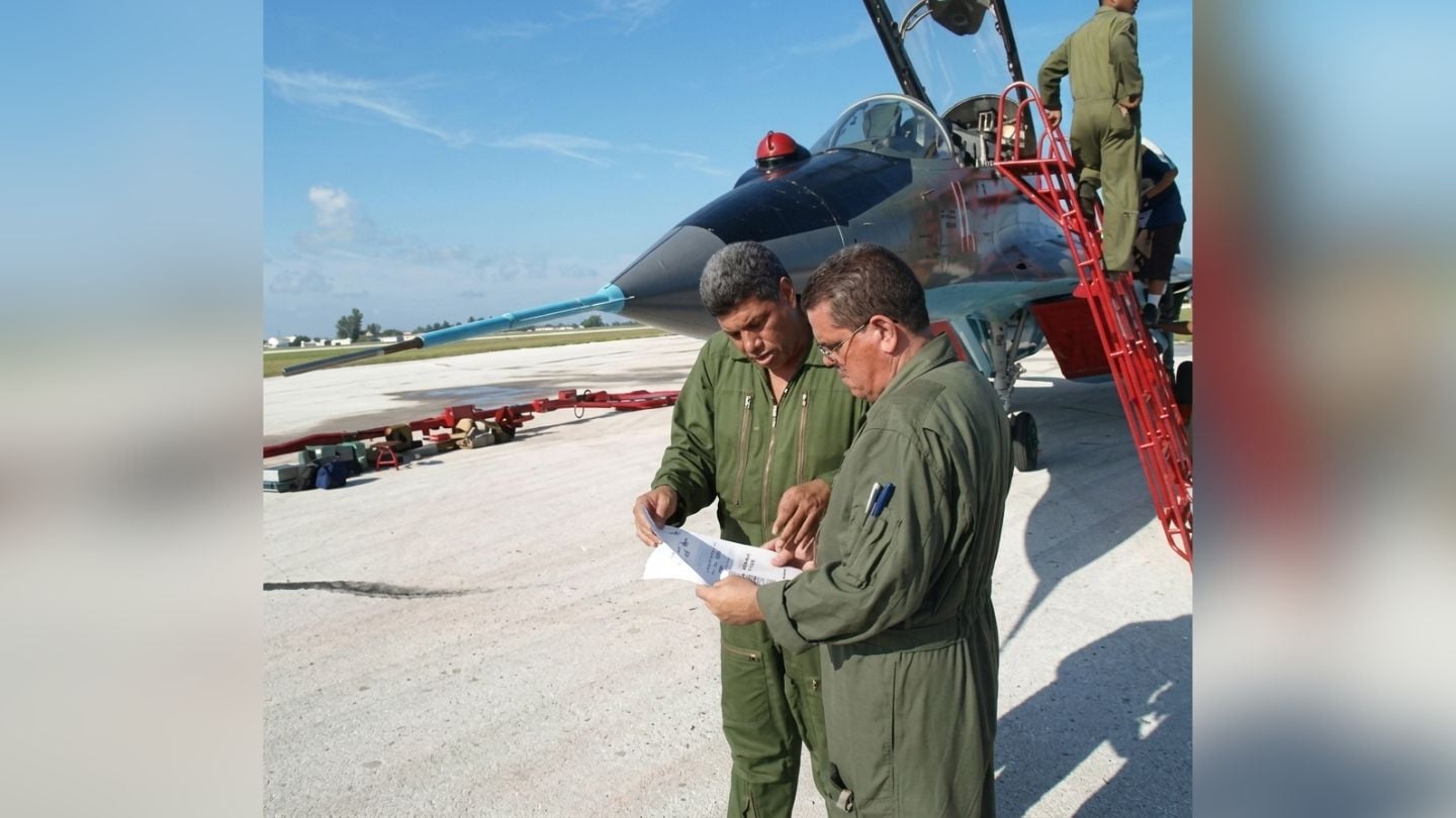 Luis Raúl González-Pardo Rodríguez y el coronel Lorenzo Alberto Pérez en el aeropuerto de Camagüey