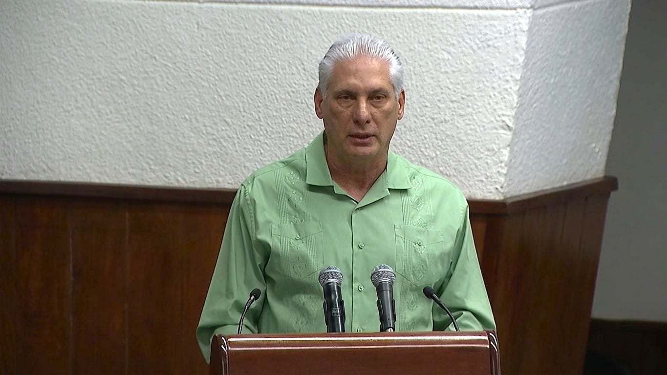Miguel Díaz-Canel al dar un discurso frente al Comité Central del Partido Comunista de Cuba