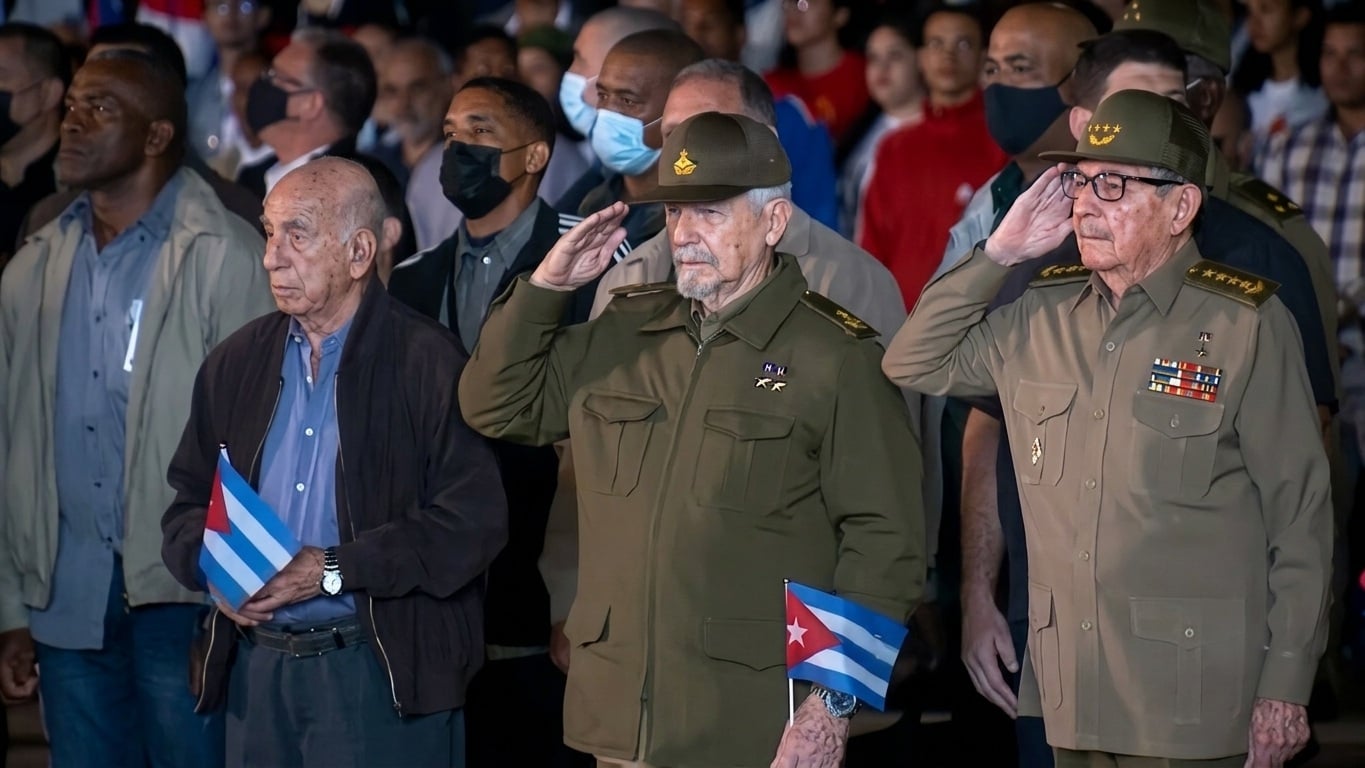 El fallecido comandante Ramiro Valdés y el expresidente cubano Raúl Castro