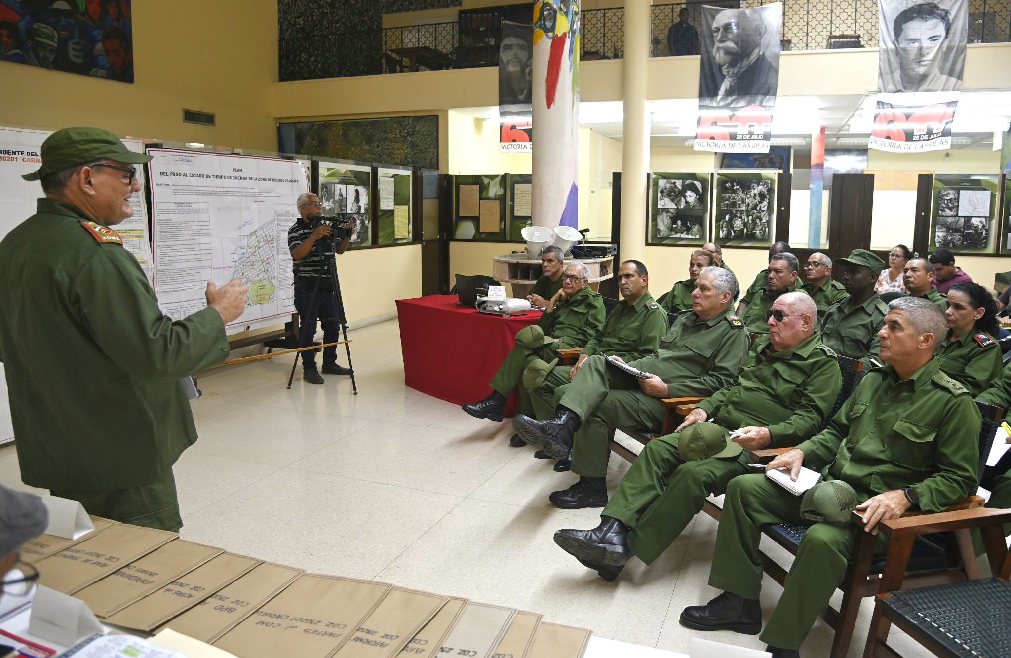 El presidente designado de Cuba, Miguel Díaz-Canel, en una reunión con autoridades militares de la Isla
