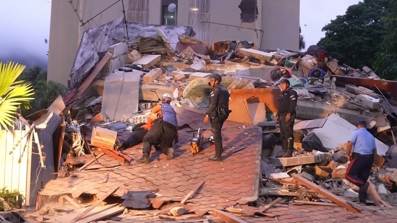 Labores de búsqueda y rescate en los escombros por los terremotos en Venezuela 