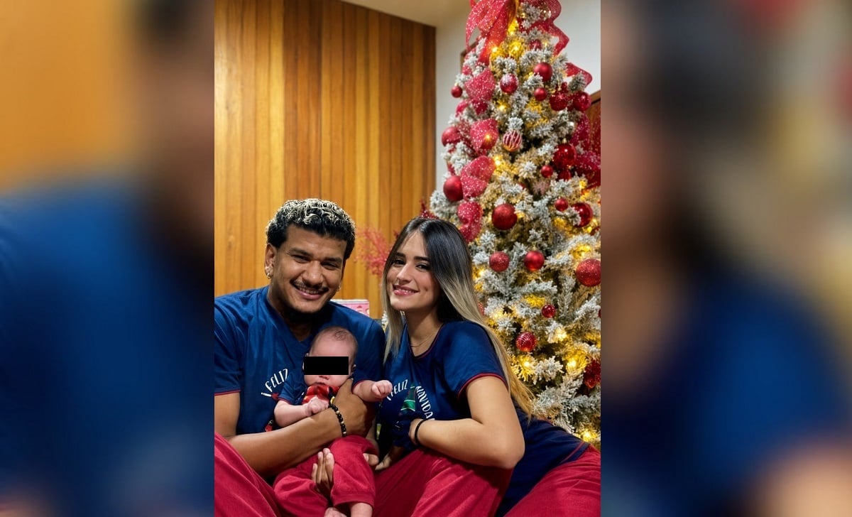 Imagen compartida por el jugador de fútbol, la cual lo muestra junto a su esposa e hija.