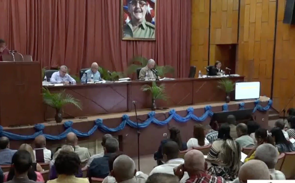 El régimen cubano se reúne de urgencia para aprobar reformas bajo presión de EEUU