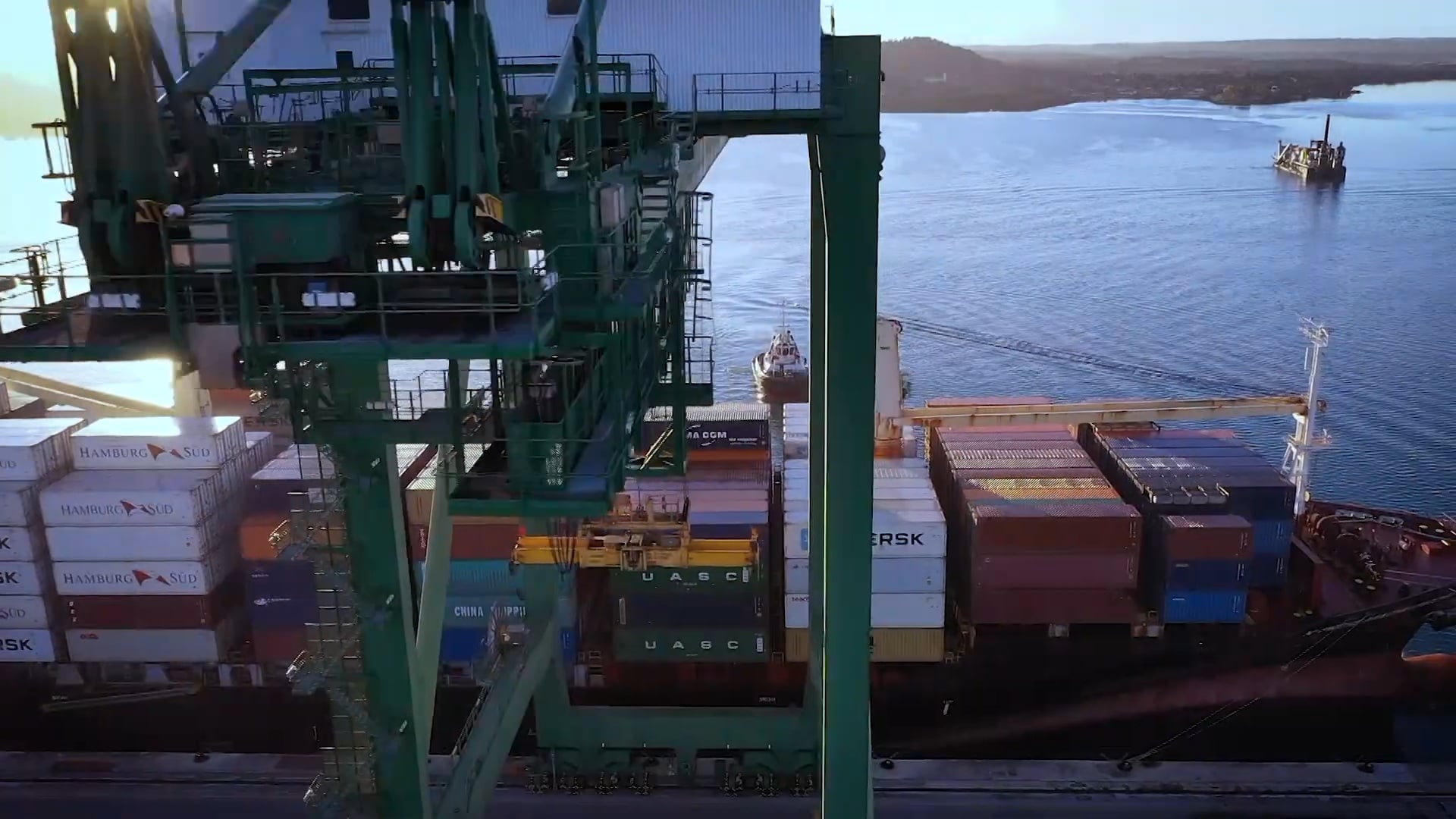 Barco de contenedores en el puerto del Mariel 