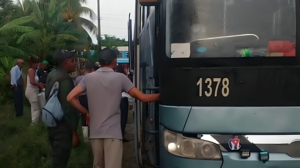 Evacúan a los 900 pasajeros tras descarrilamiento del tren en Majibacoa