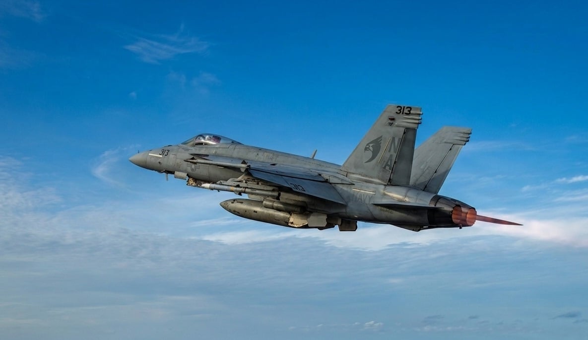 Un F/A-18E Super Hornet adscrito a los “Kestrels” del Escuadrón de Cazas y Ataque (VFA) 137