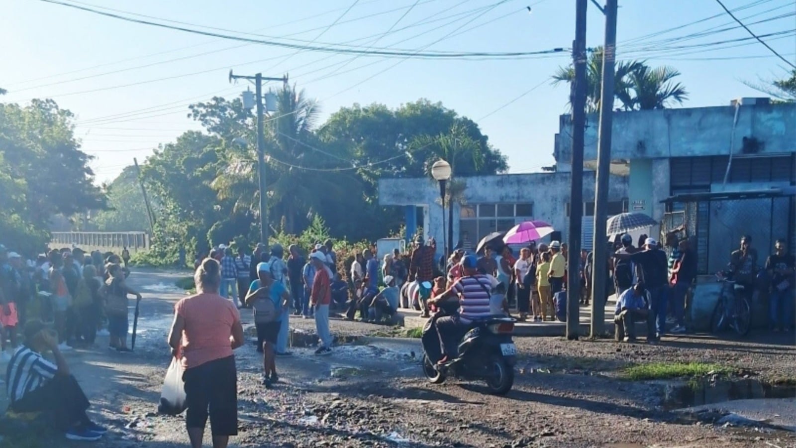 Jubilados cubanos hacen fila entre aguas albañales para cobrar pensiones que no alcanzan