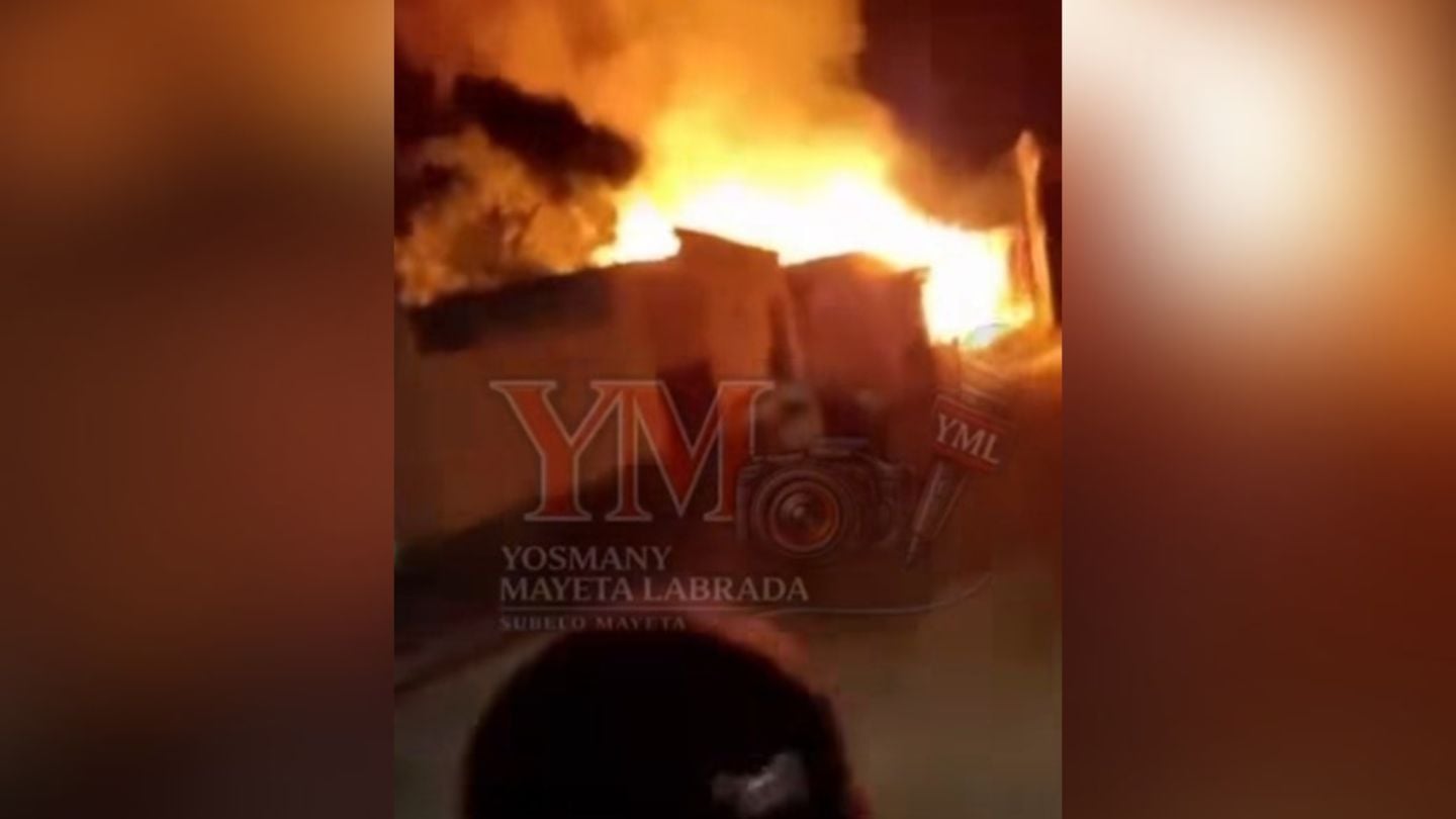Incendio ocasionado por los manifestantes contra los apagones en Contramaestre