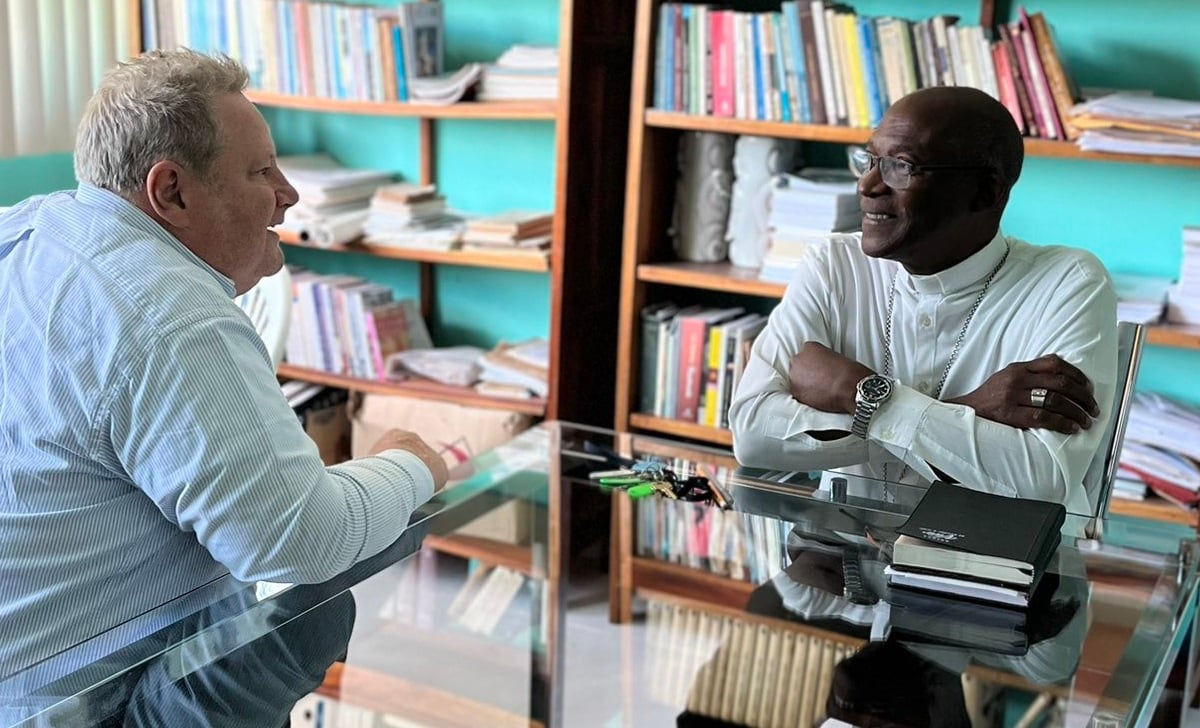 La sede diplomática compartió una fotografía del religioso junto a Mike Hammer, jefe de la misión diplomática de los Estados Unidos en La Habana. (Foto © Embajada de EEUU en La Habana-Twitter)