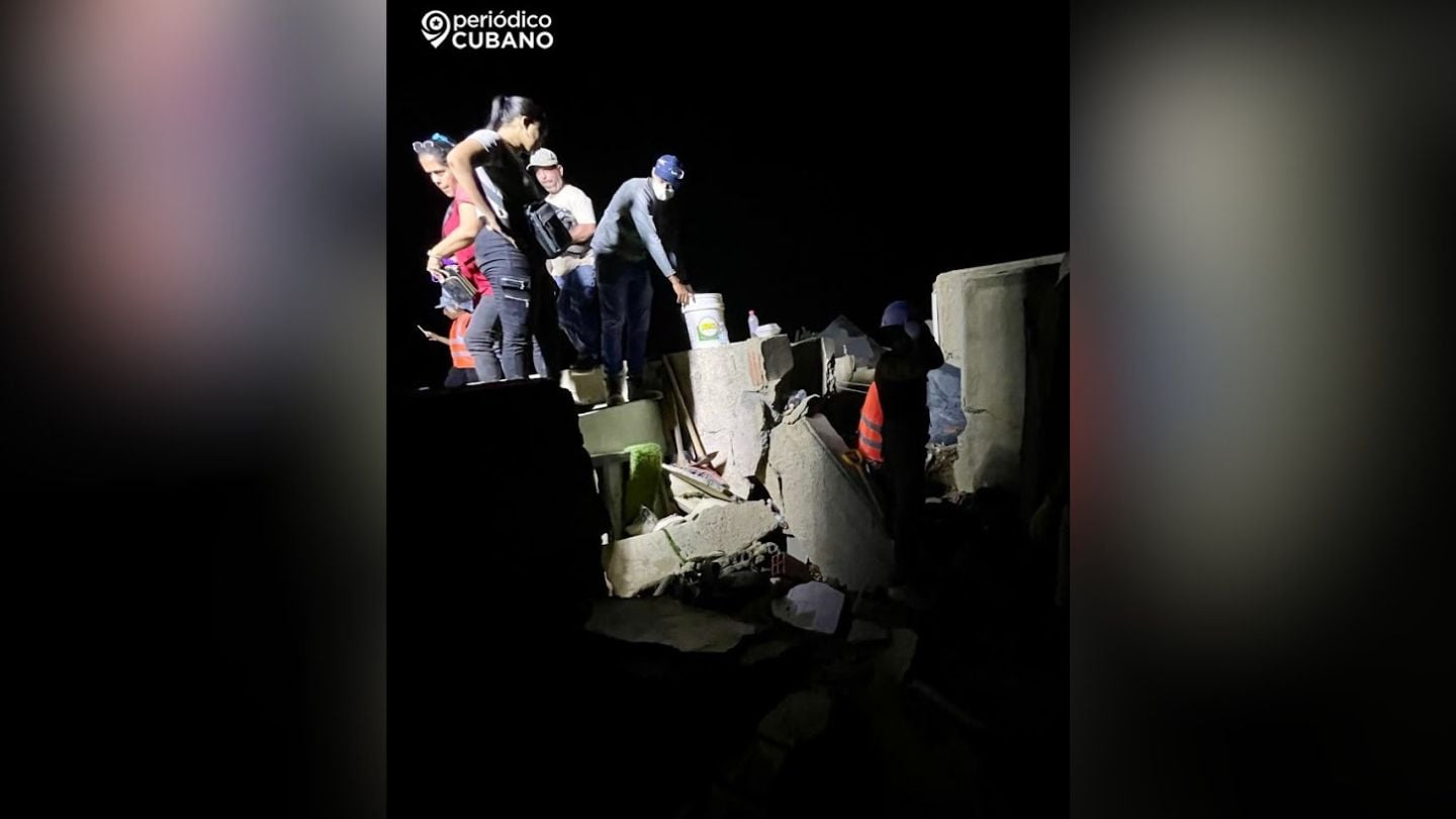 Rescatistas buscan personas atrapadas en los escombros tras los terremotos en Venezuela 
