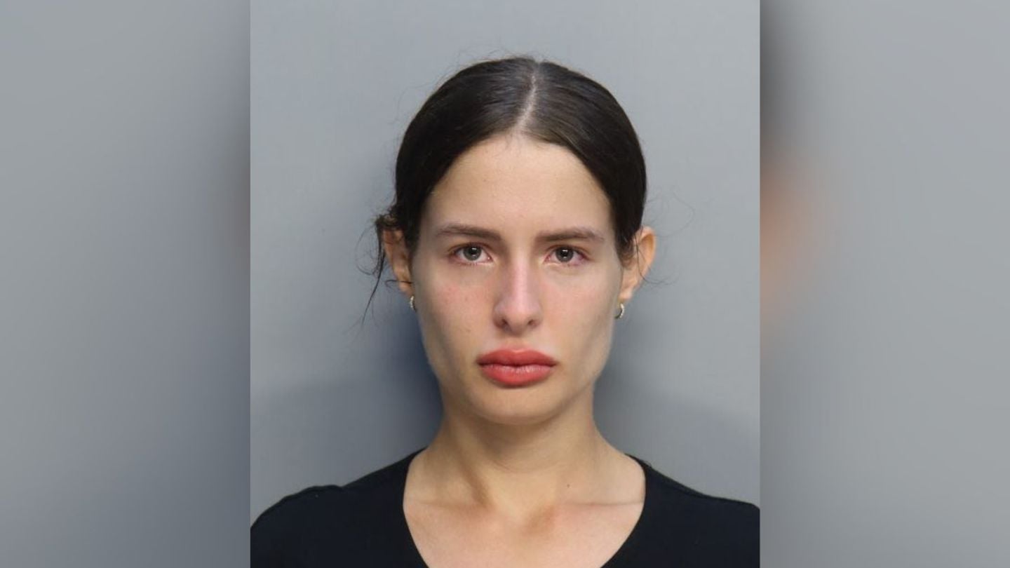 Modelo cubana arrestada en operativo encubierto dentro de un
