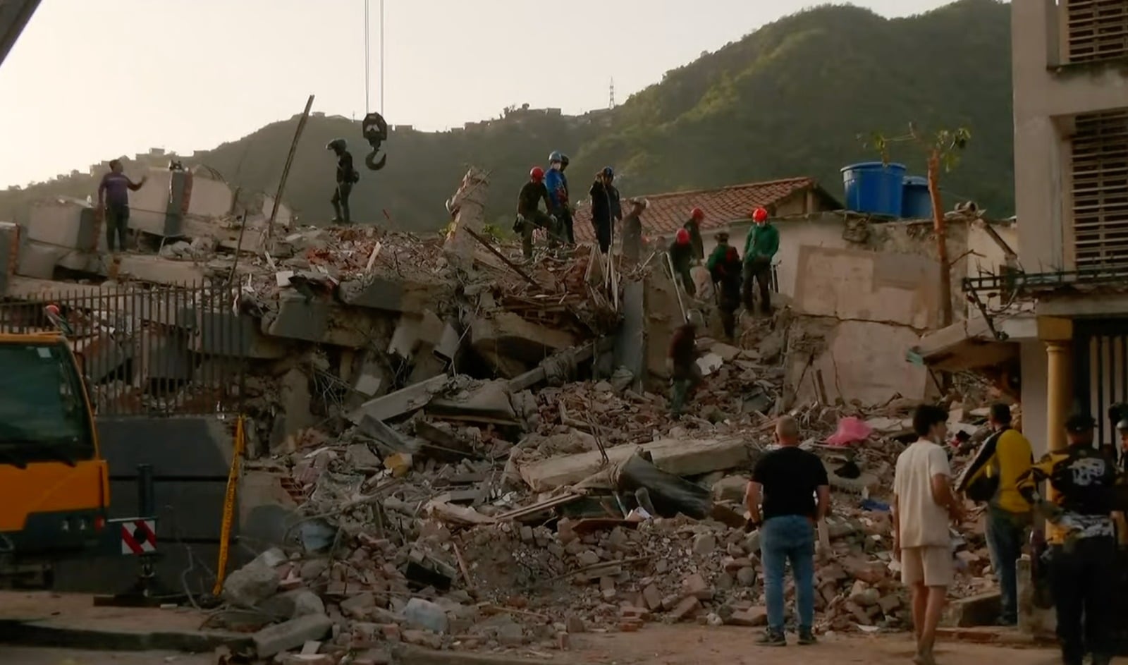Nuevo terremoto de 4.4 siembra el terror entre rescatistas y sobrevivientes en Venezuela