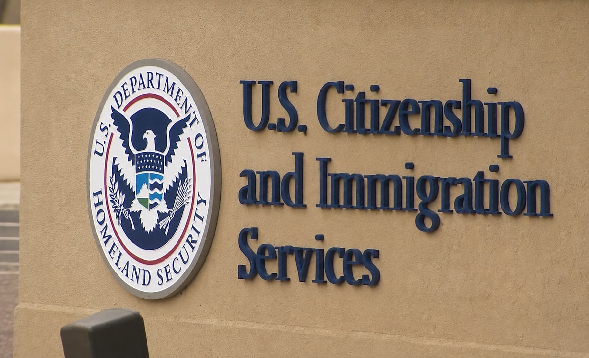 Hasta antes de la sentencia, USCIS mantenía en el limbo a miles de migrantes. (Captura de pantalla © KRGV-YouTube)