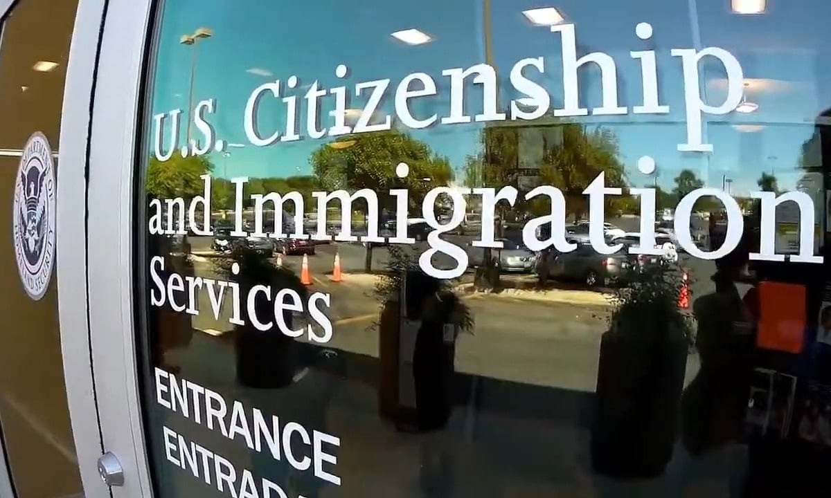 Imagen ilustrativa de una oficina de USCIS en EEUU. (Captura de pantalla © KSAT 12-YouTube)
