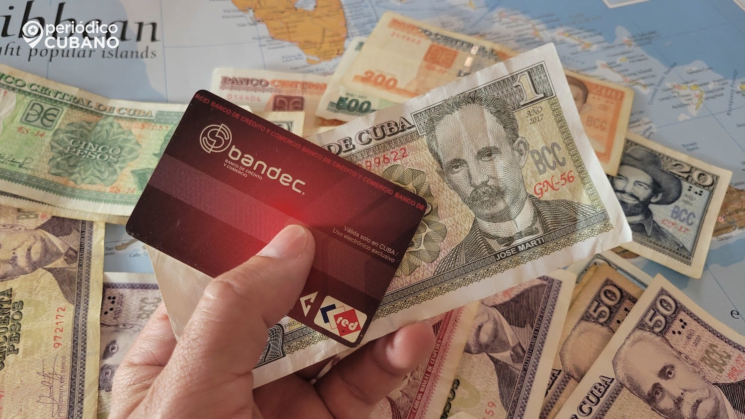 Pesos cubanos y tarjetas de BANDEC.