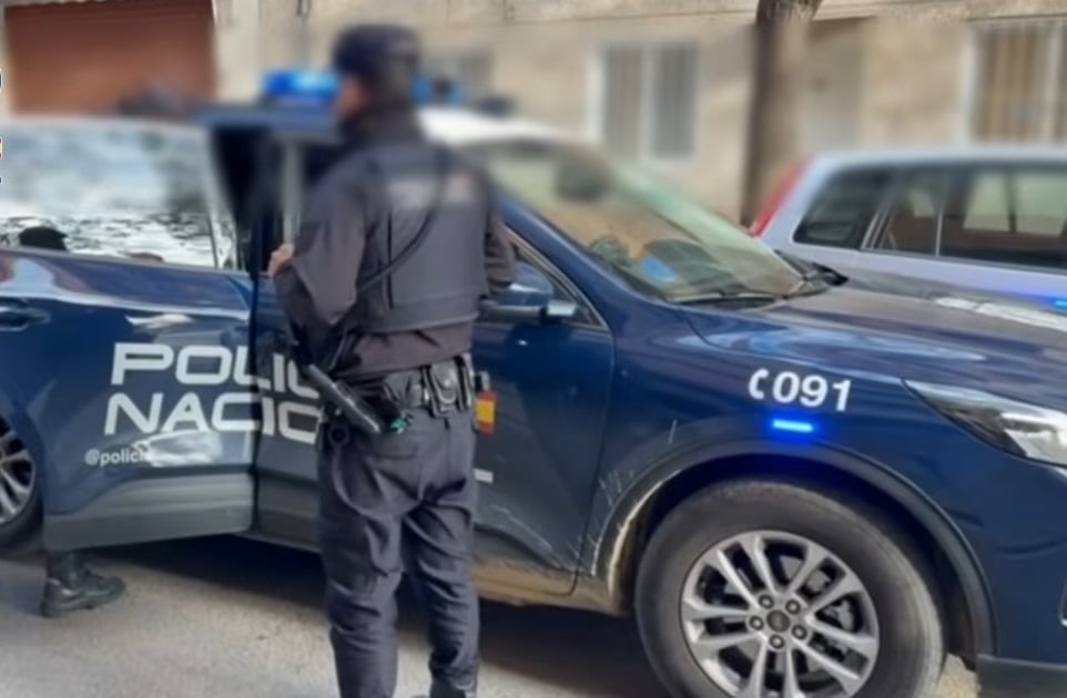 La mujer entregó varias sumas de dinero entre enero y febrero de 2020. (Captura de pantalla © Policía Nacional-YouTube)