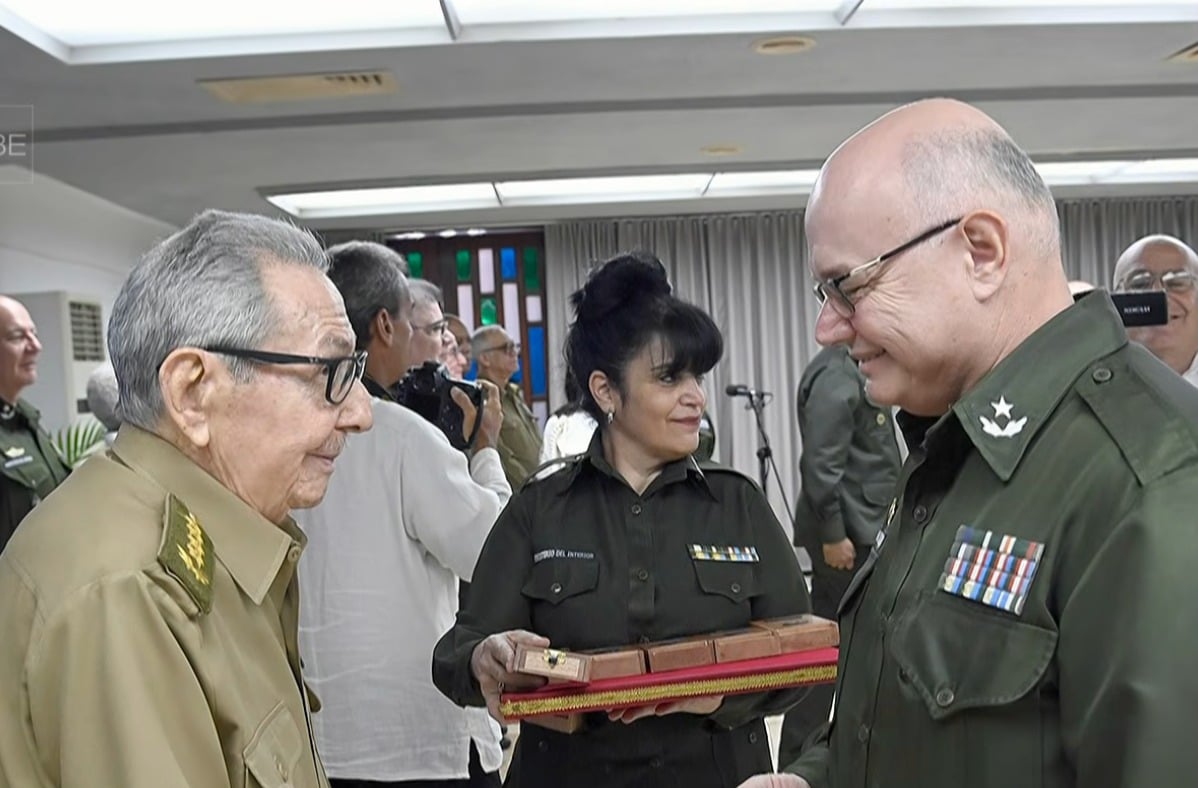 Raúl Castro asciende a coroneles del Minint en medio de tensiones militares con EEUU