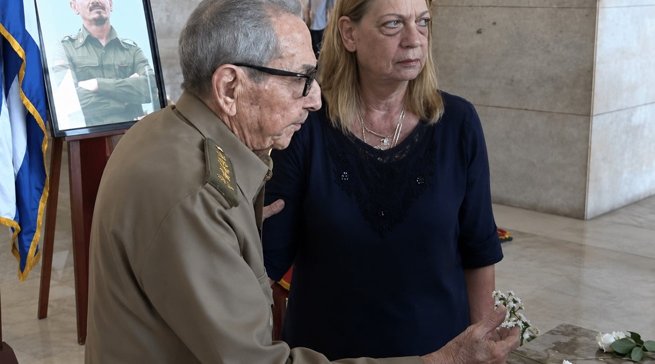 Raúl Castro junto a la viuda de Ramiro Valdés.