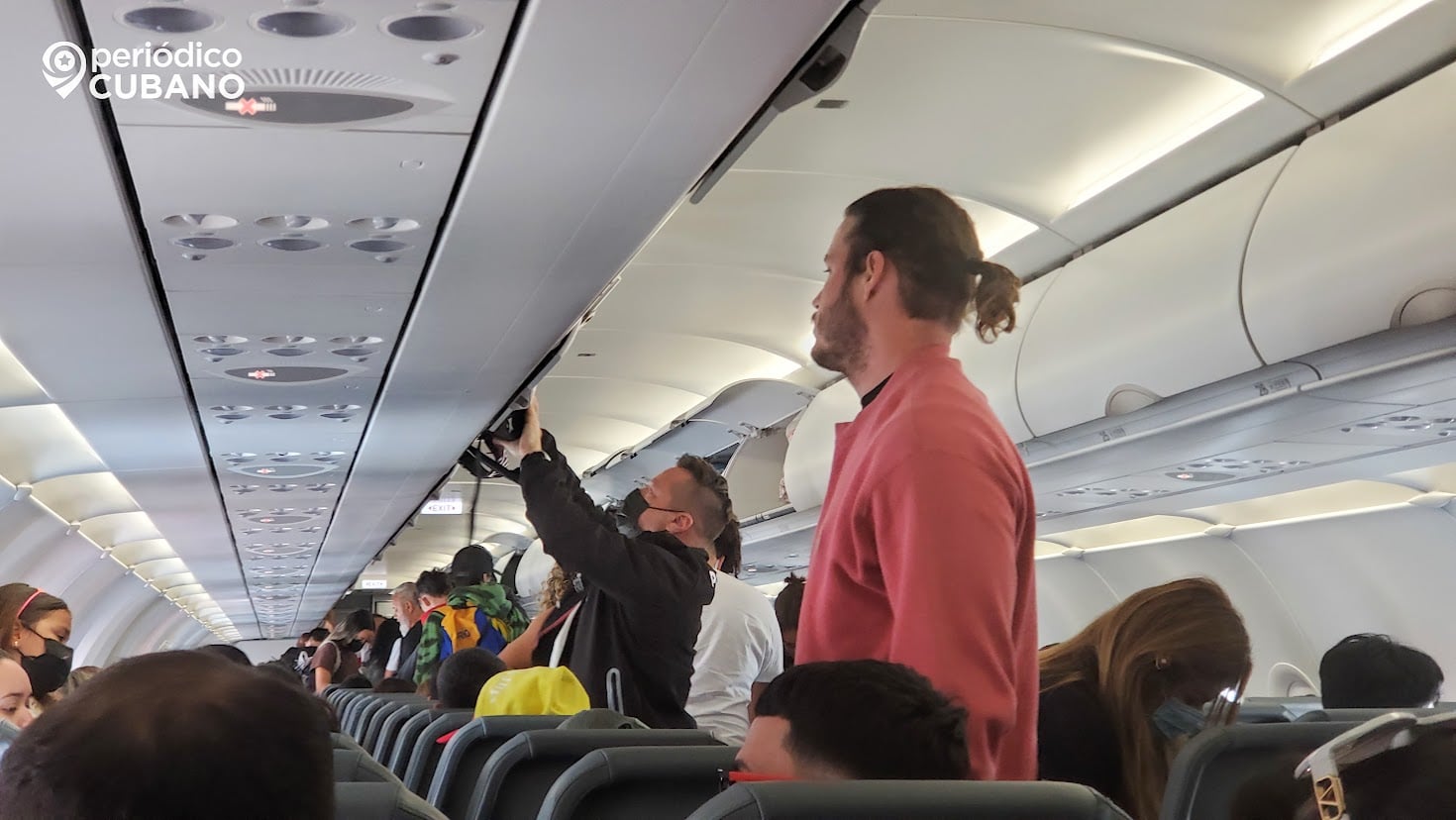 Pasajeros de un vuelo descienden en el aeropuerto internacional José Martí de La Habana