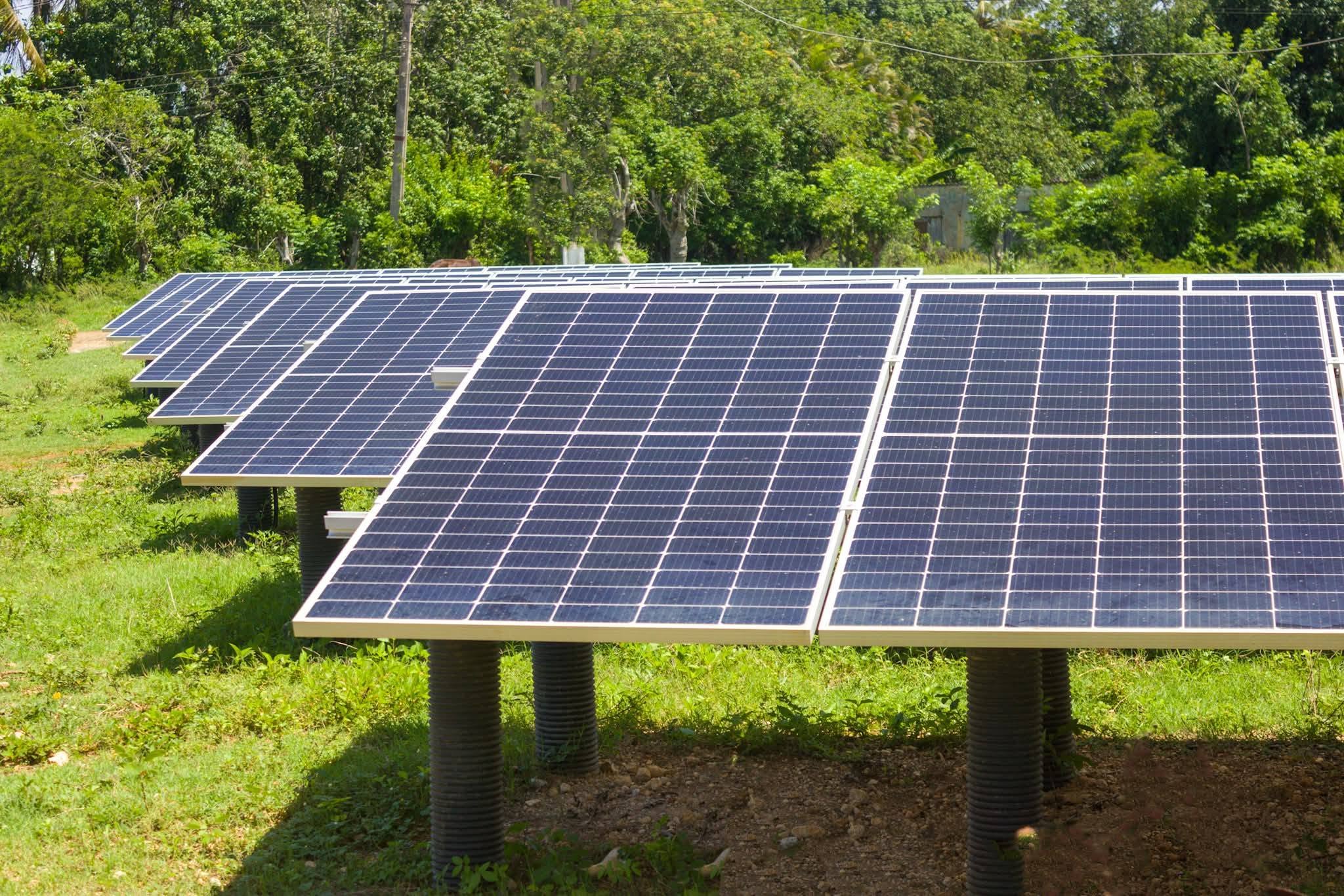 Paneles solares instalados en Cuba en medio de la crisis energética