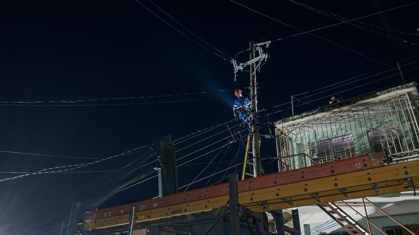 Trabajadores de la Empresa Eléctrica de Santiago de Cuba trabajando en medio de un apagón