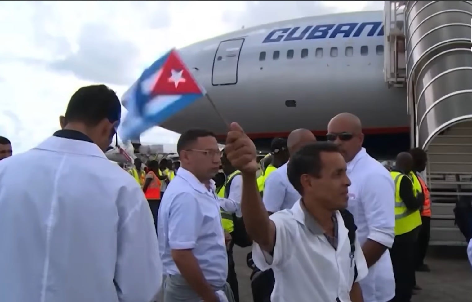 Se le cae otro negocio millonario a Cuba: países cortan contratos con misiones médicas