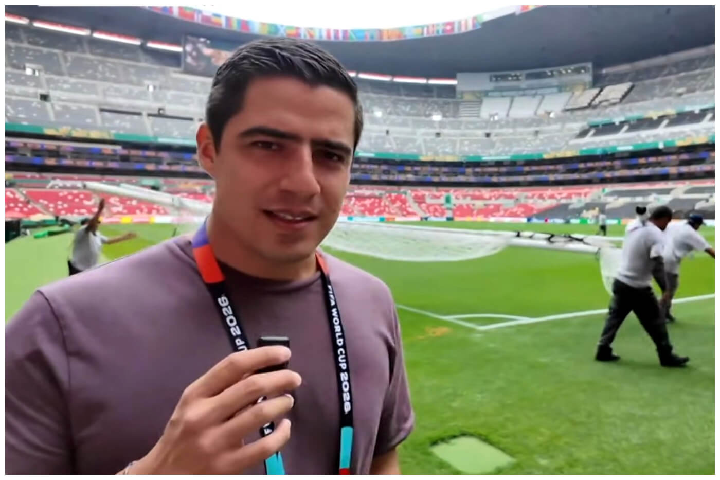 Influencer dentro de un estadio mexicano previo al mundial 2026. Imagen de referencia.