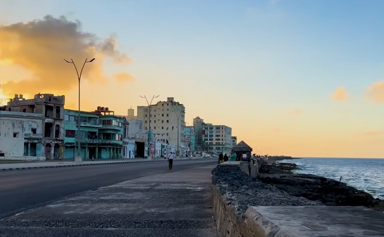 Terror en el Malecón de La Habana: una banda asalta con navajas y amenaza con lanzar víctimas al mar