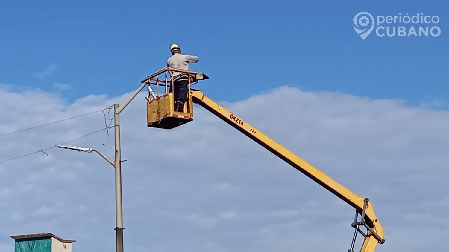 Un trabajador de la Empresa Eléctrica.