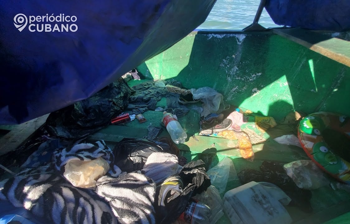 Imagen de una balsa abandonada en la costa.