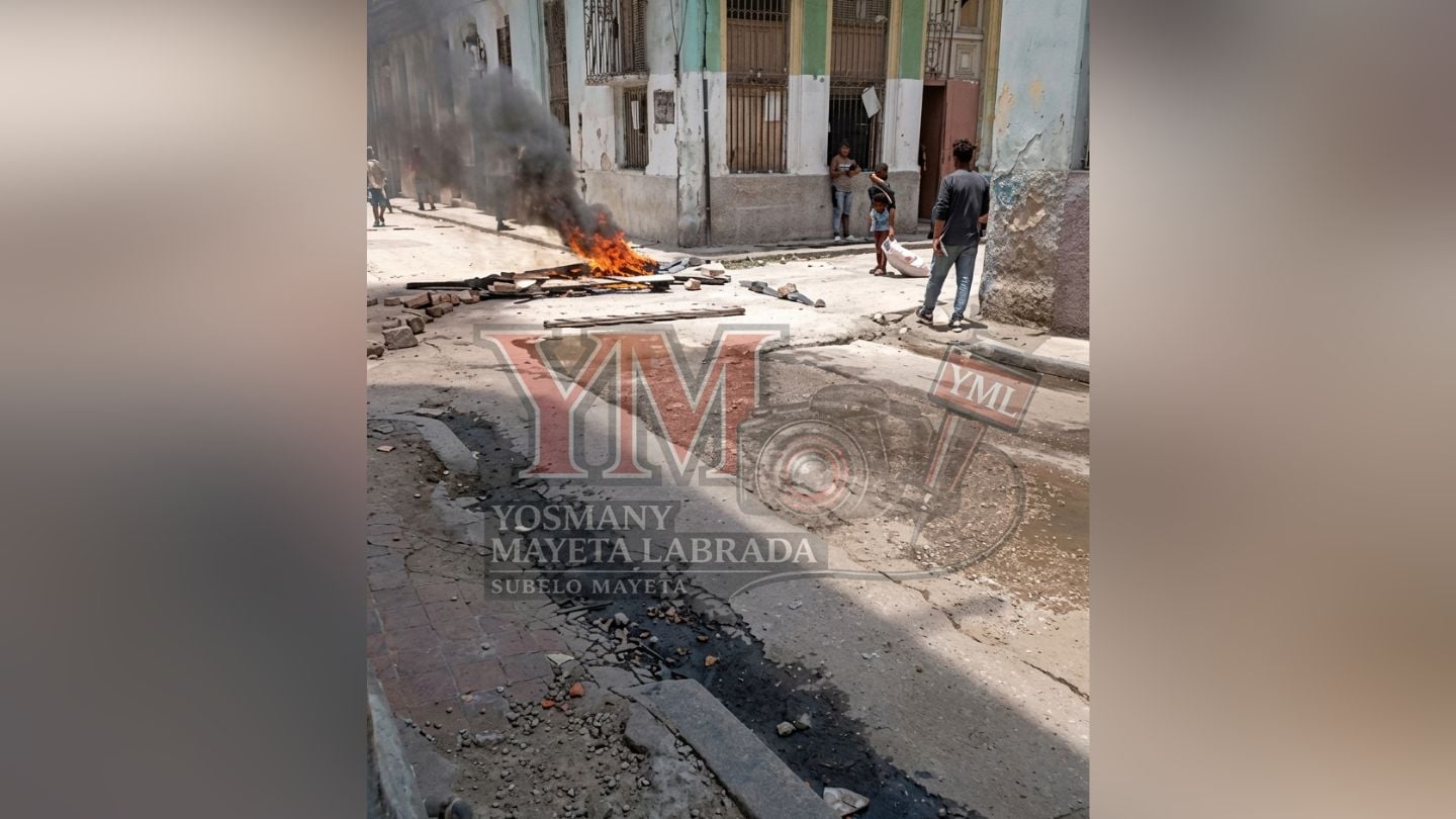 Vecinos prendieron fuego a la basura acumulada en Centro Habana durante una protesta por los apagones