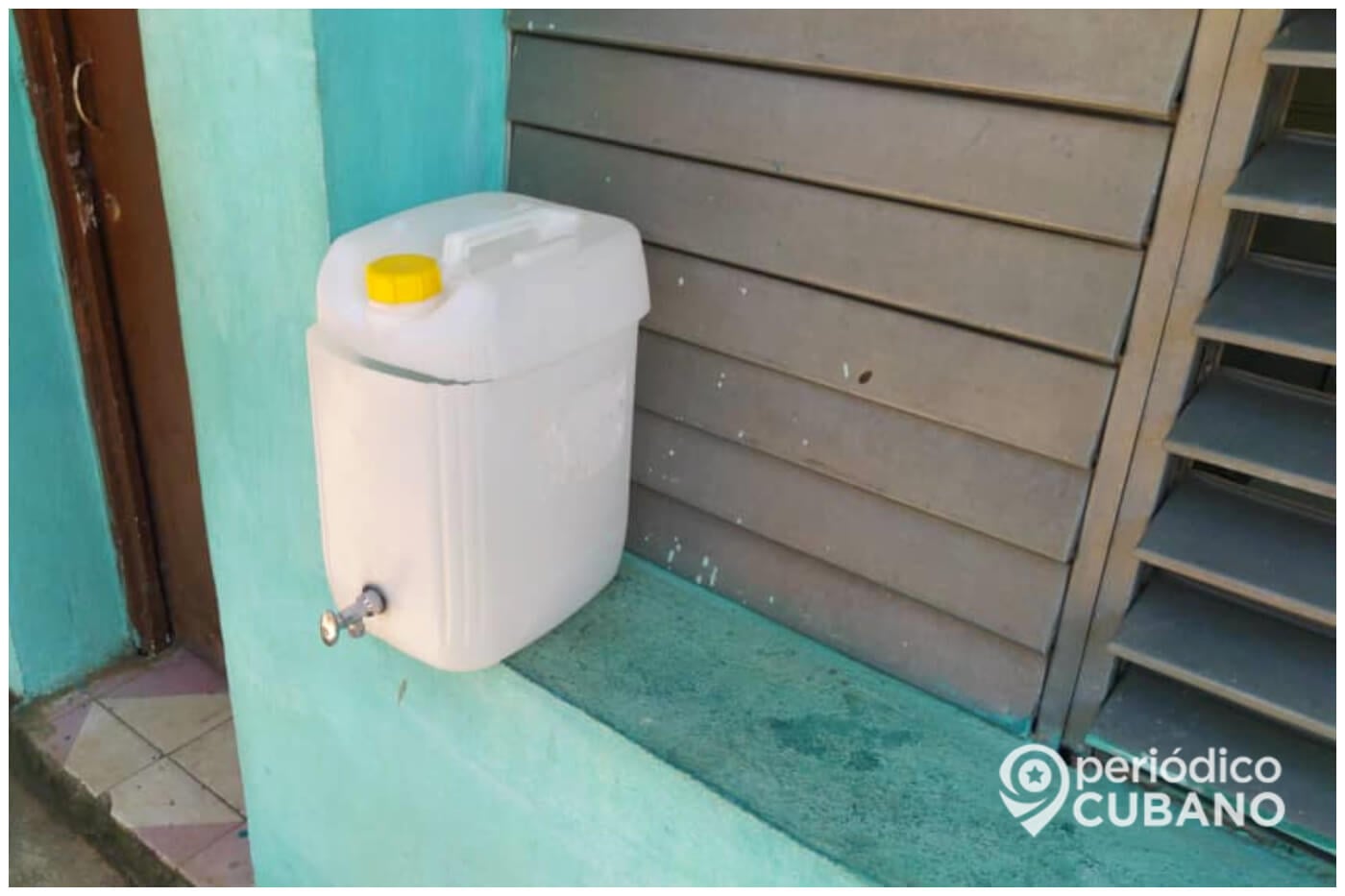 Bidón de agua vacío.